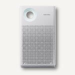 두께가 7.2인치에 불과한 슬림 에어 공기청정기의 측면 모습과 콤팩트한 사이즈 체감 컷.