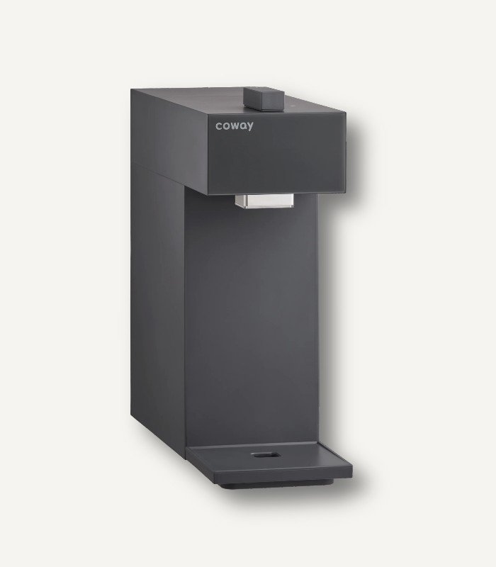 세련된 차콜 블랙 컬러의 코웨이 스위치 정수기 P-2201N - 전원 연결이 필요 없는 슬림한 무전원 직수형 디자인
