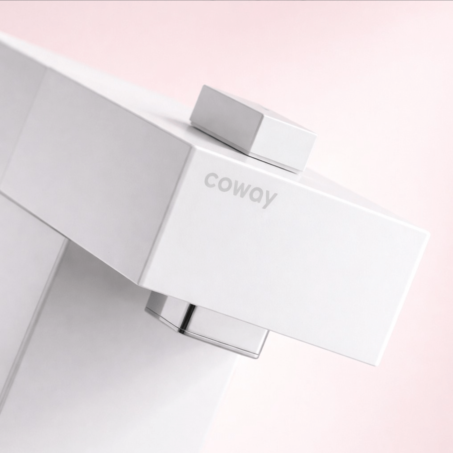 코웨이 P-2201N 스위치 직수정수기의 화이트 컬러 바디와 미니멀한 상단 스위치 디자인