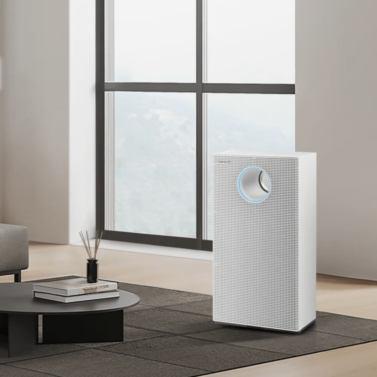 현대적인 거실에 배치된 코웨이 멀티 액션 2 공기청정기 AP-1523D의 세련된 디자인과 전면 송풍구