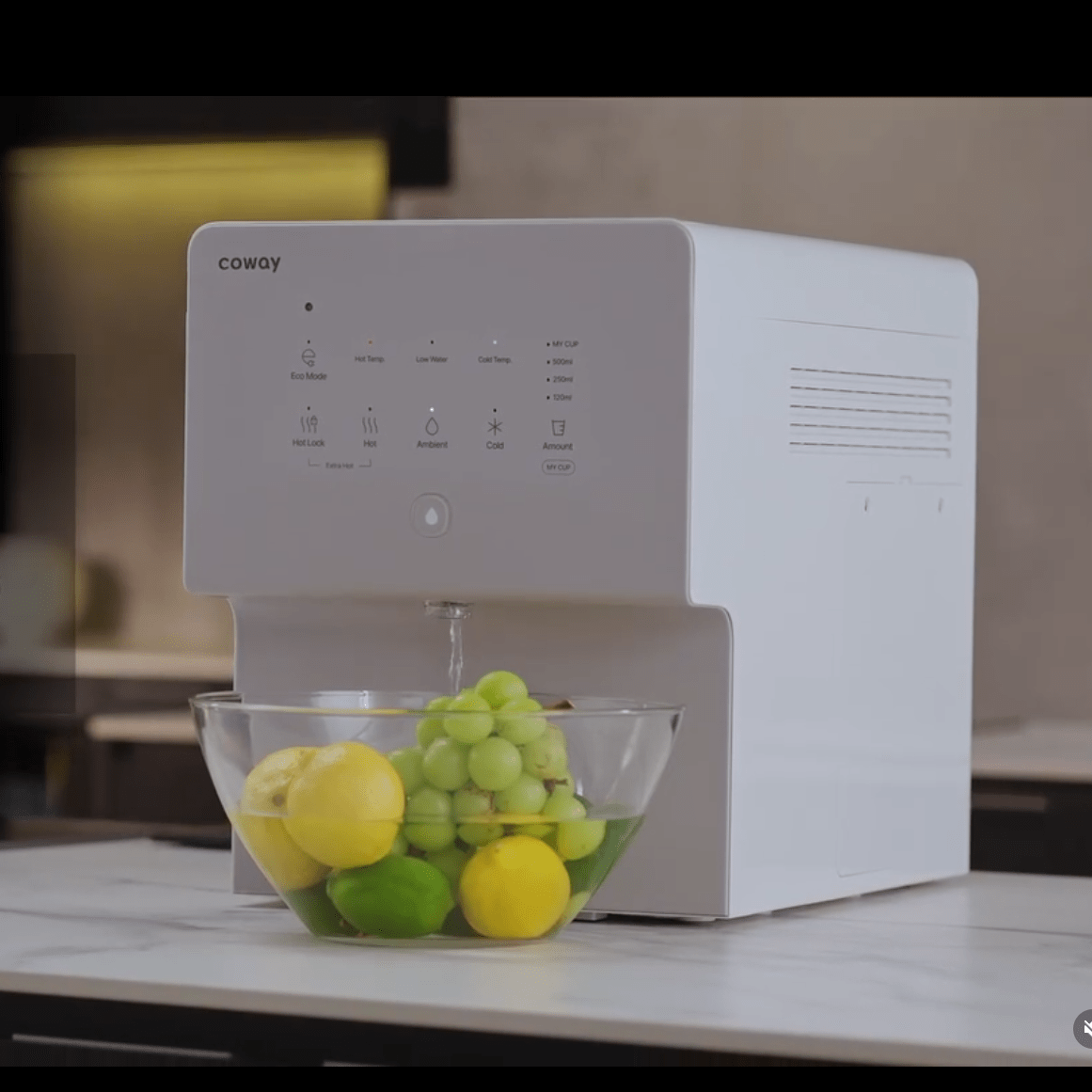 코웨이 냉온정수기 CHP-6330L의 깨끗한 직수로 과일을 세척하는 주방 인테리어 연출 컷