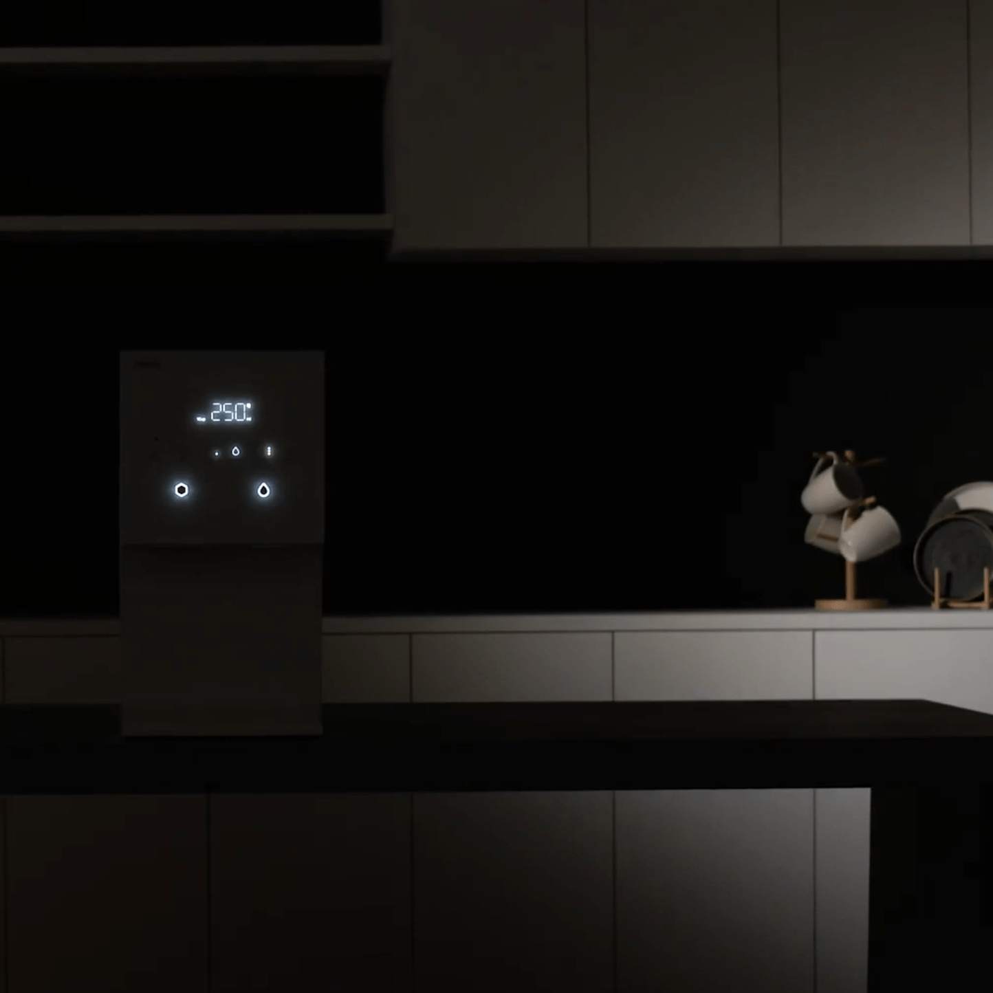 어두운 주방에서 빛나는 코웨이 아이콘 얼음정수기 CHPI-7520L의 스마트 웰컴 라이팅 및 LED 디스플레이