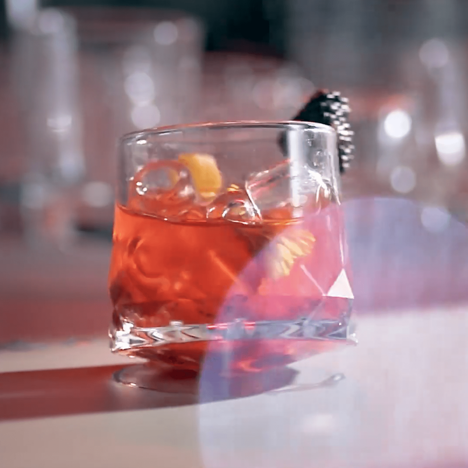 코웨이 아이콘 얼음정수기 CHPI-7520L에서 만든 깨끗하고 투명한 얼음을 담은 감성적인 음료 이미지