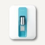 코웨이 P-300L 미니 정수기의 미니멀한 상단 다이얼 디자인과 세련된 블루 포인트 컬러