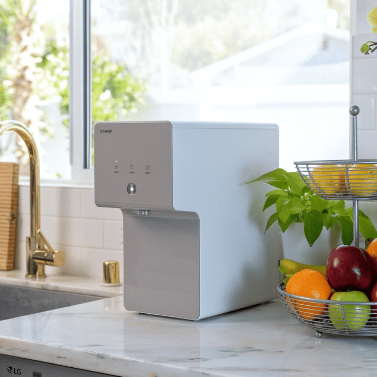 현대적인 주방 인테리어에 어울리는 코웨이 프라임 정수기 P-6320L의 슬림하고 세련된 디자인