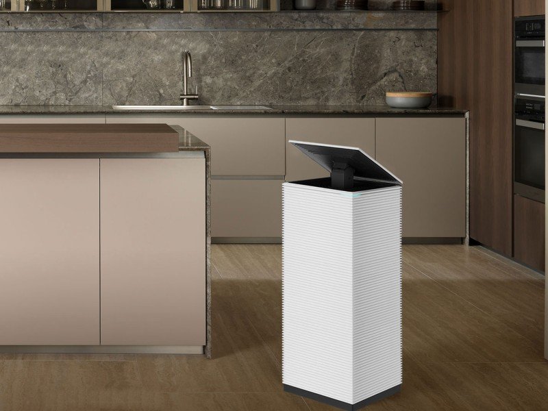 고급스러운 주방 인테리어와 조화를 이루는 코웨이 노블 공기청정기 2의 아키텍처 디자인 및 상단 팝업 통풍구