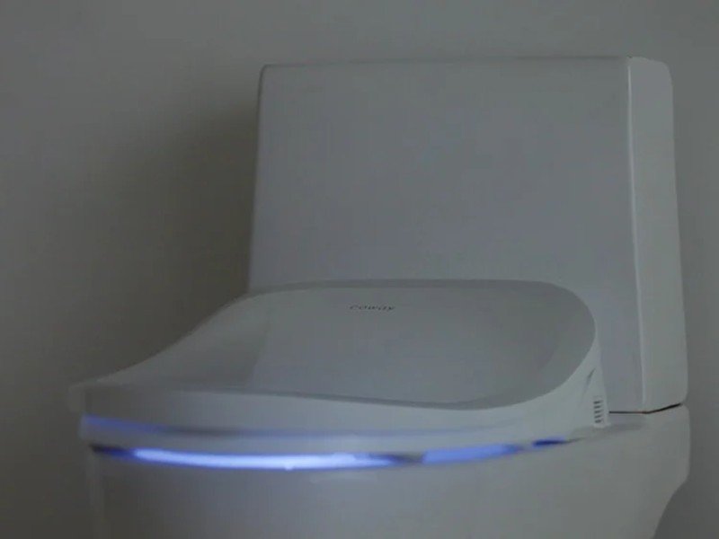 야간 조명 기능으로 어두운 곳에서도 편리한 코웨이 비데의 세련된 블루 LED 라이팅 디자인