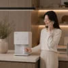 코웨이 냉온정수기 CHP-6330L 화이트 - 현대적인 주방 인테리어에 설치된 슬림하고 세련된 카운터탑 역삼투압 정수기 이미지